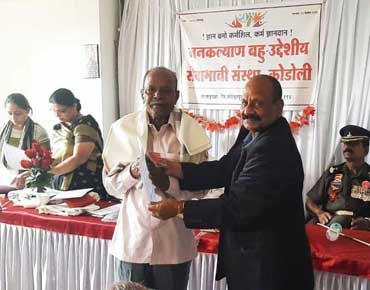 Felicitates Senior Citizen.