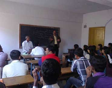 Dr. Ladgaonkar counselling to students